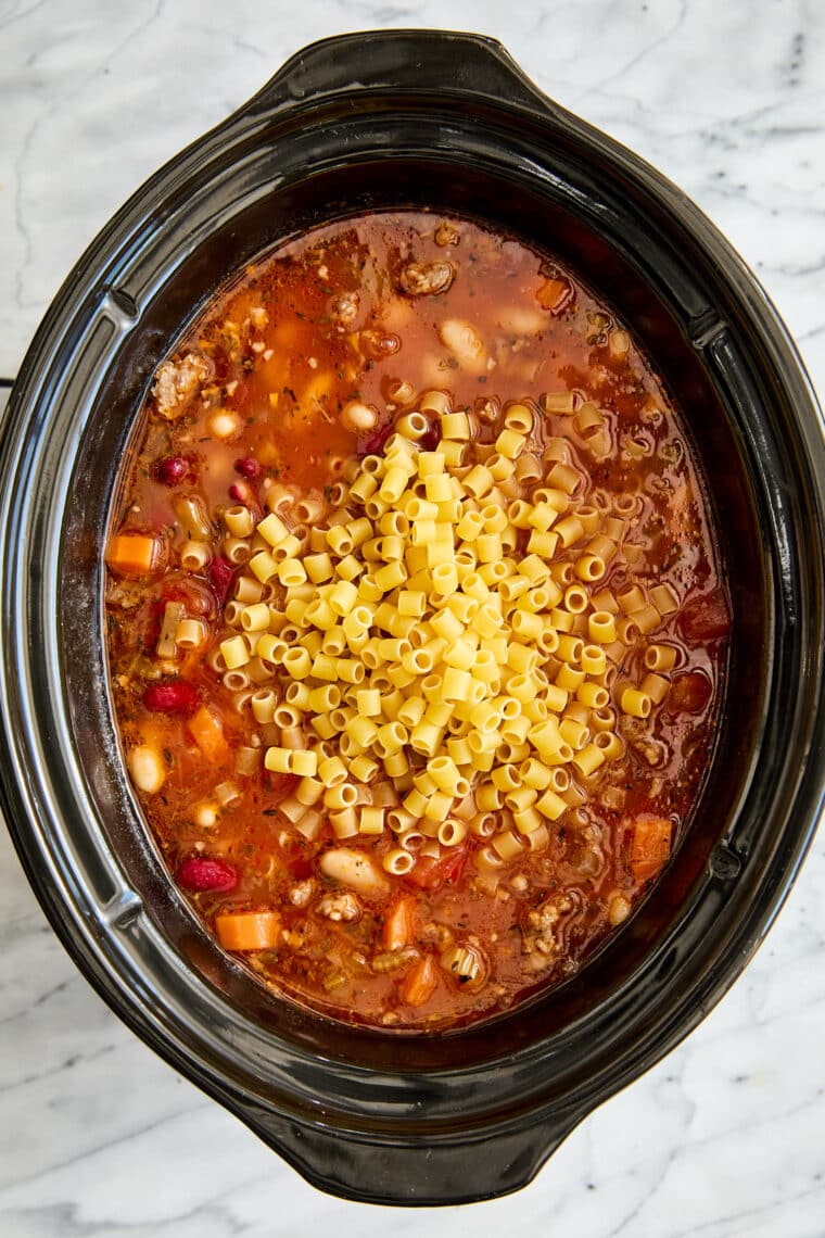 Slow Cooker Olive Garden Pasta e Fagioli - Everyone's FAVORITE Olive Garden soup made so easily in the crockpot! Just set it and forget it!