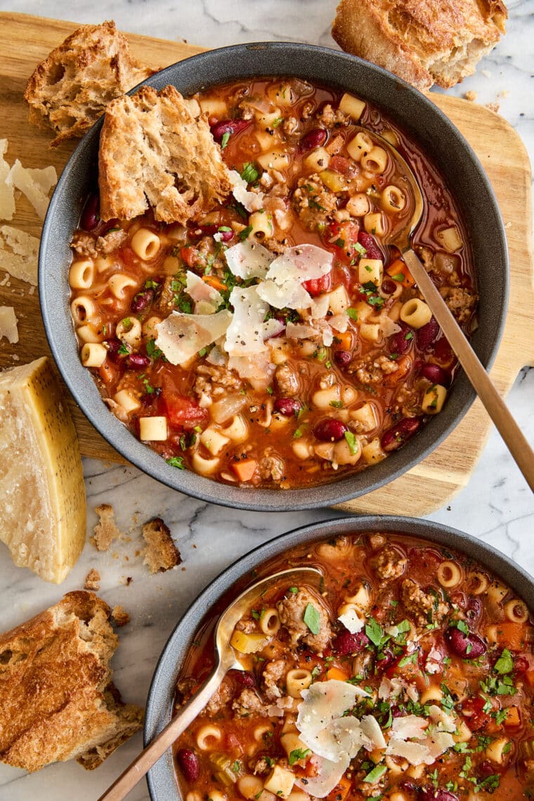 Slow Cooker Olive Garden Pasta e Fagioli - Everyone's FAVORITE Olive Garden soup made so easily in the crockpot! Just set it and forget it!